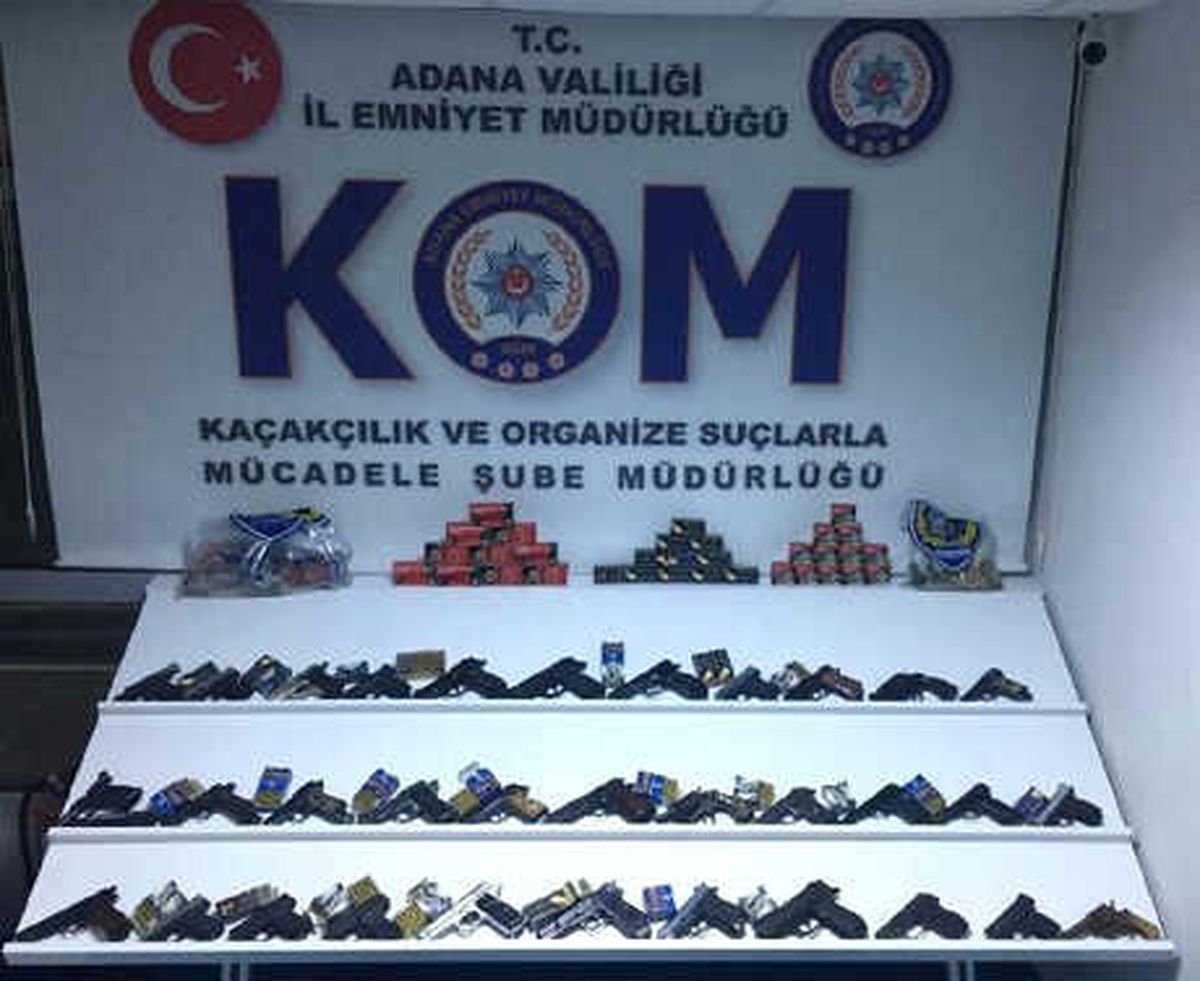 Adana\'da Evde 33 Ruhsatsız Tabanca Ele Geçirildi