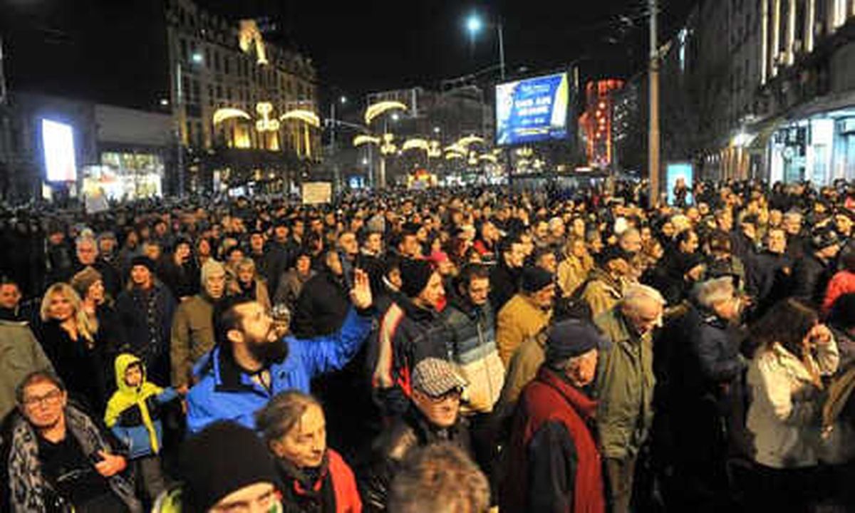Arnavutluk\'ta Öğrencilerden \'Harç\' Protestosu