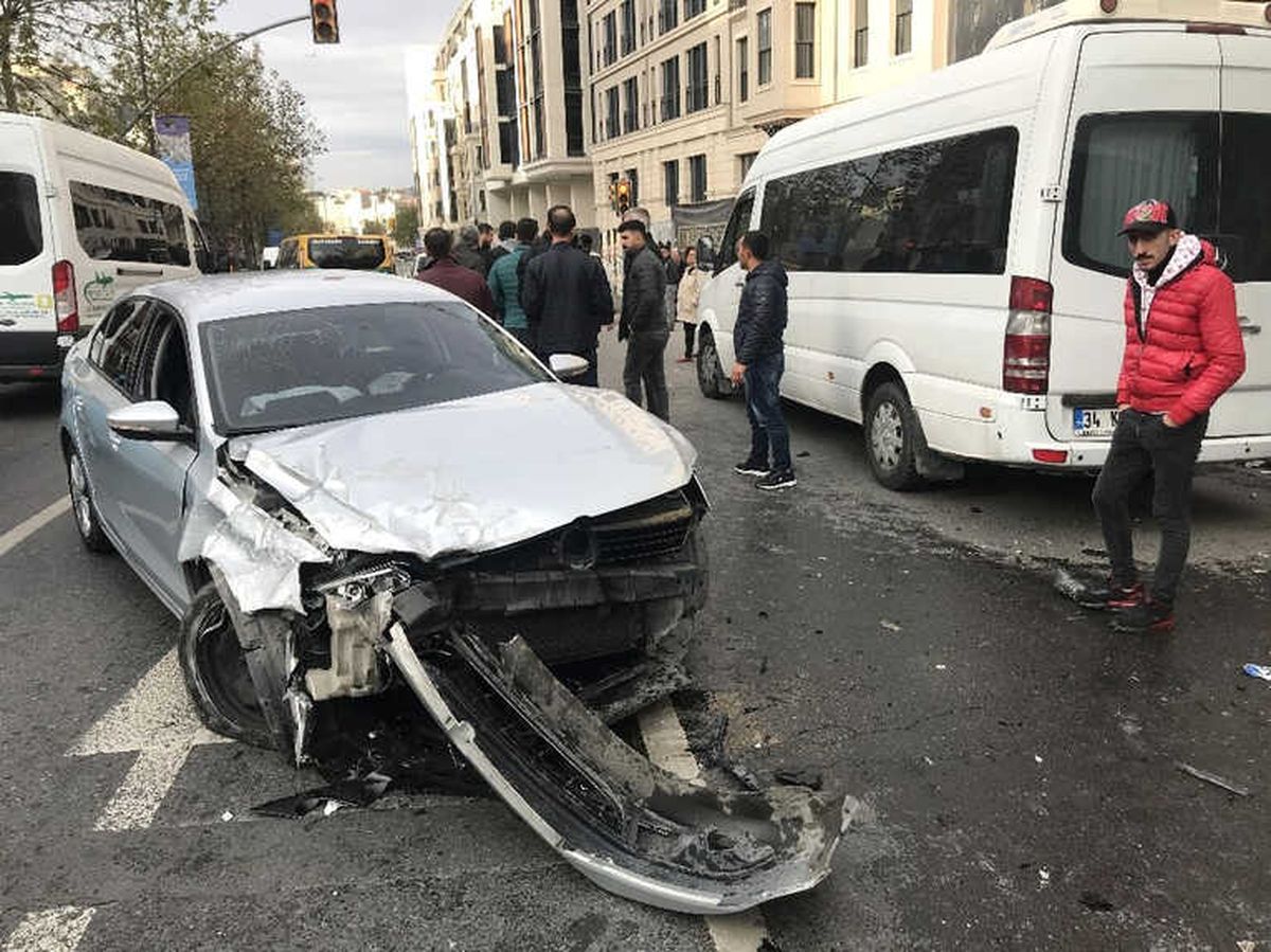 Beyoğlu\'nda Alkollü Sürücü Minibüse ve Vatandaşlara Çarptı: 3 Yaralı