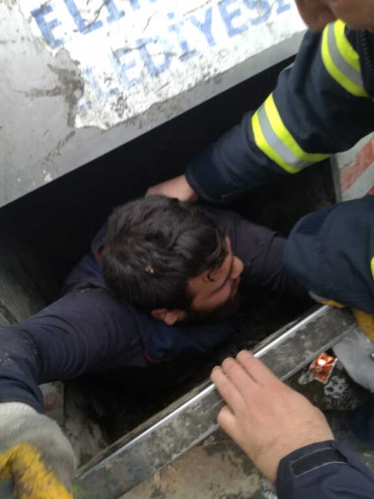 Çöp Toplamak İçin Girdiği Konteynerde Mahsur Kaldı