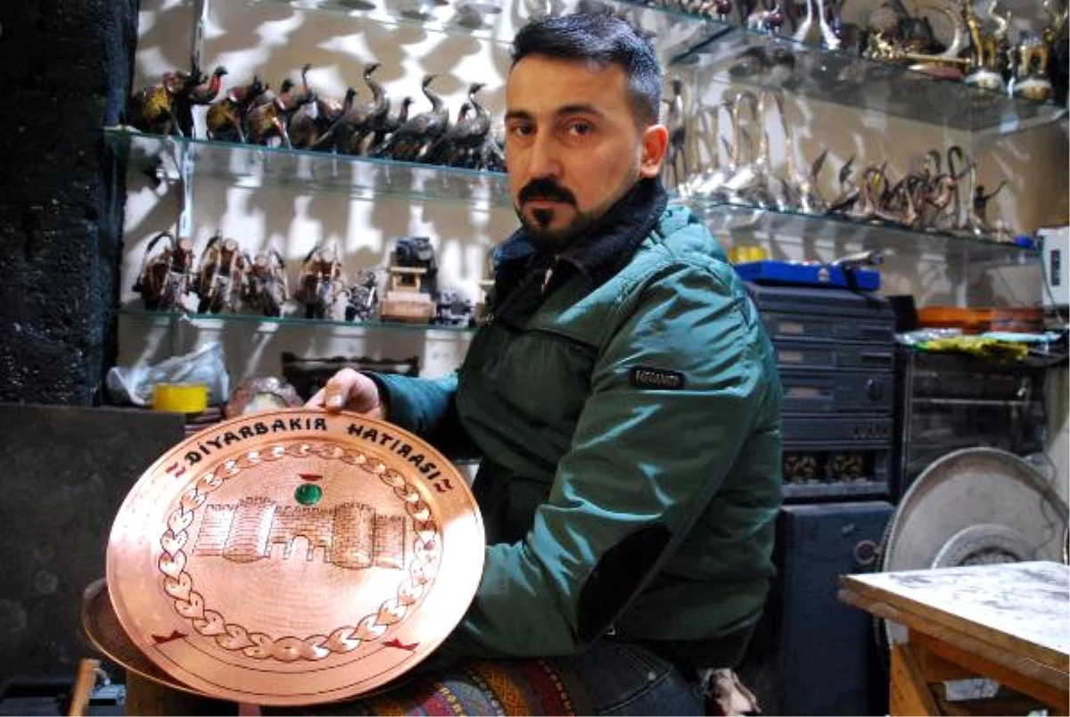 Diyarbakır\'ın Tarihi Mekanlarını Bakır Levhalara İşliyor