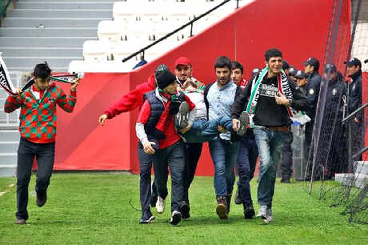Fenalık Geçiren Taraftarın Kızını, Rakip Futbolcu Teselli Etti