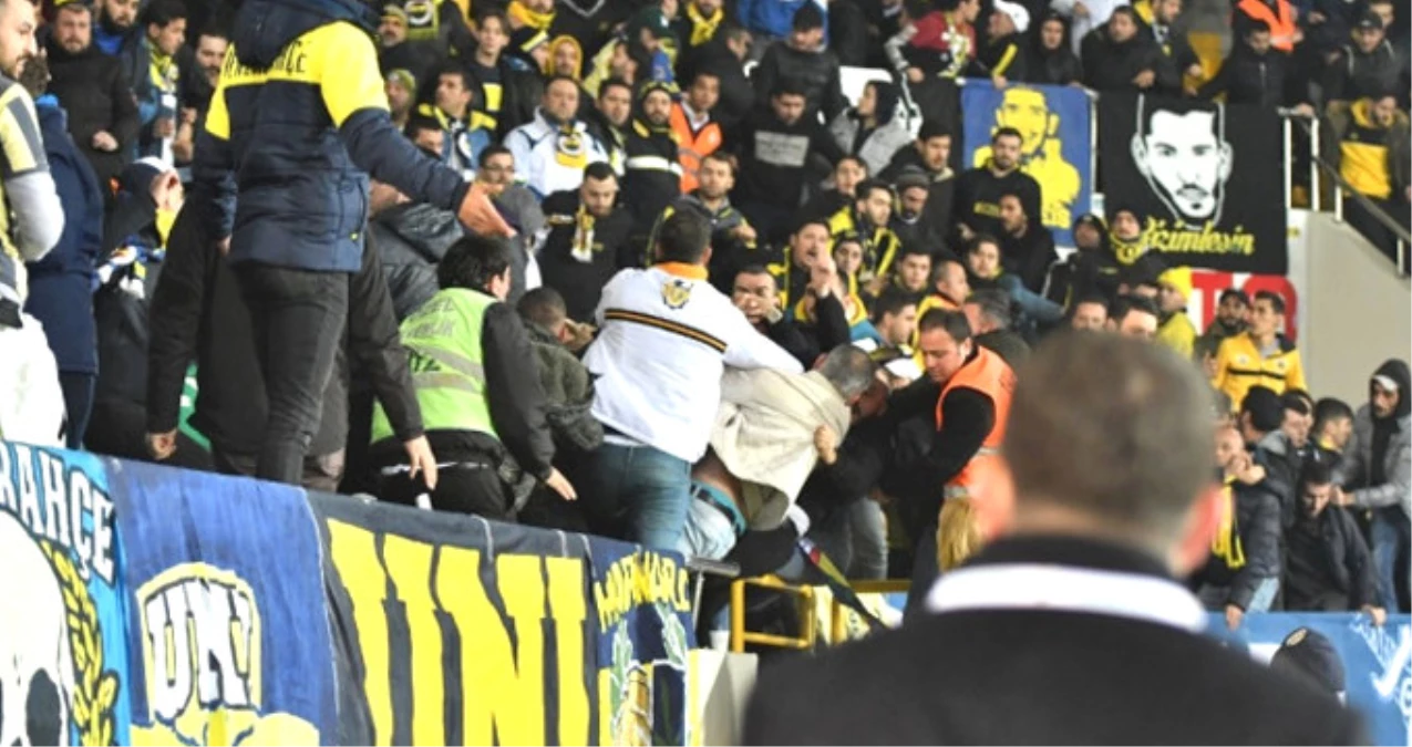 Fenerbahçeli Taraftarlar Akhisar\'da Kavga Etti: 1 Yaralı