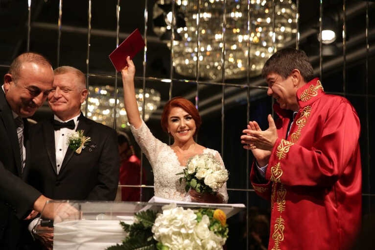 Gazeteci Atasoy, Büyükelçi Aksoy ile Dünya Evine Girdi