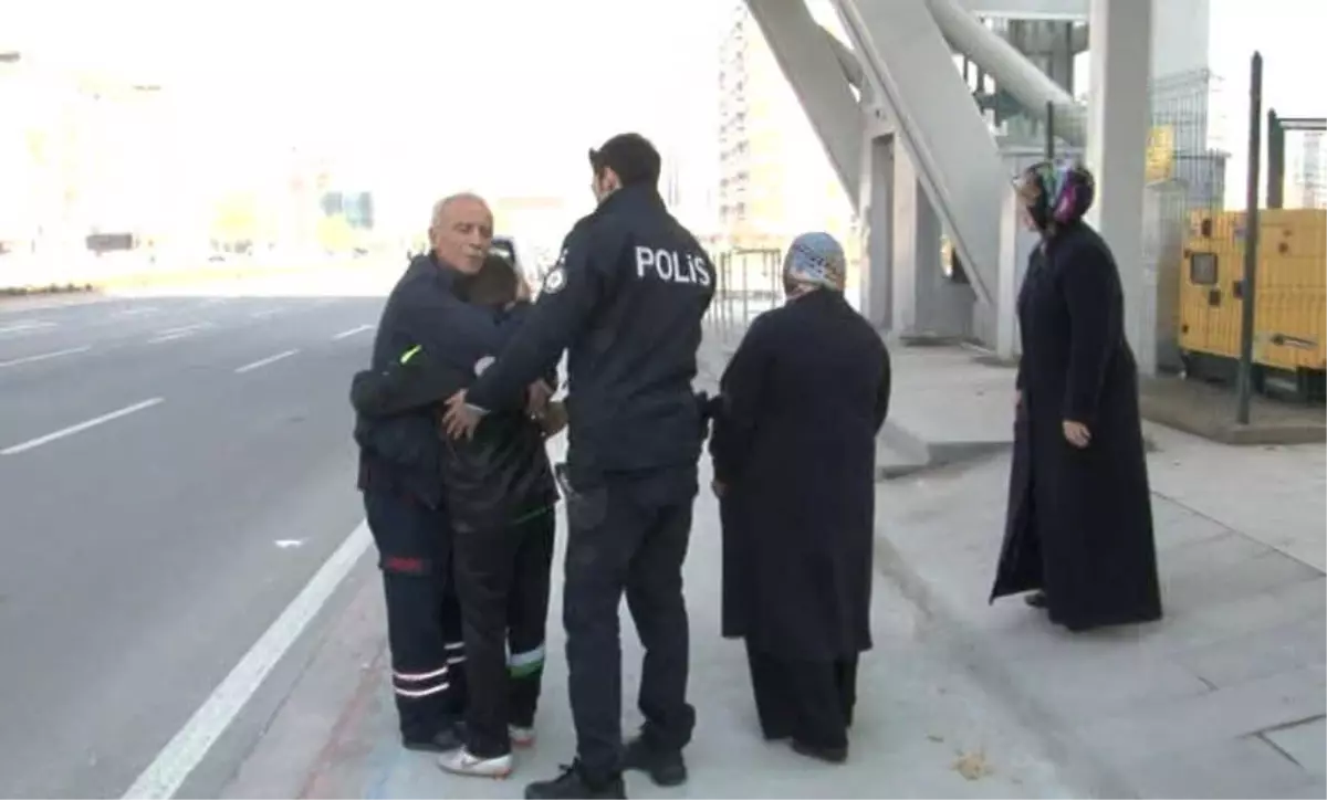 Mahsur Kaldığı Asansörden Kurtarılan Çocuk Polise ve İtfaiyeye Sarılıp Gözyaşı Döktü