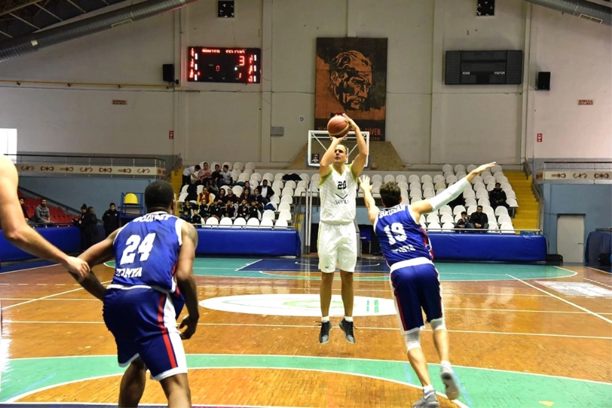 Manisa Bbsk\'li Dev Adamlar Selçuklu Basketbol\'u 79-63 Yendi