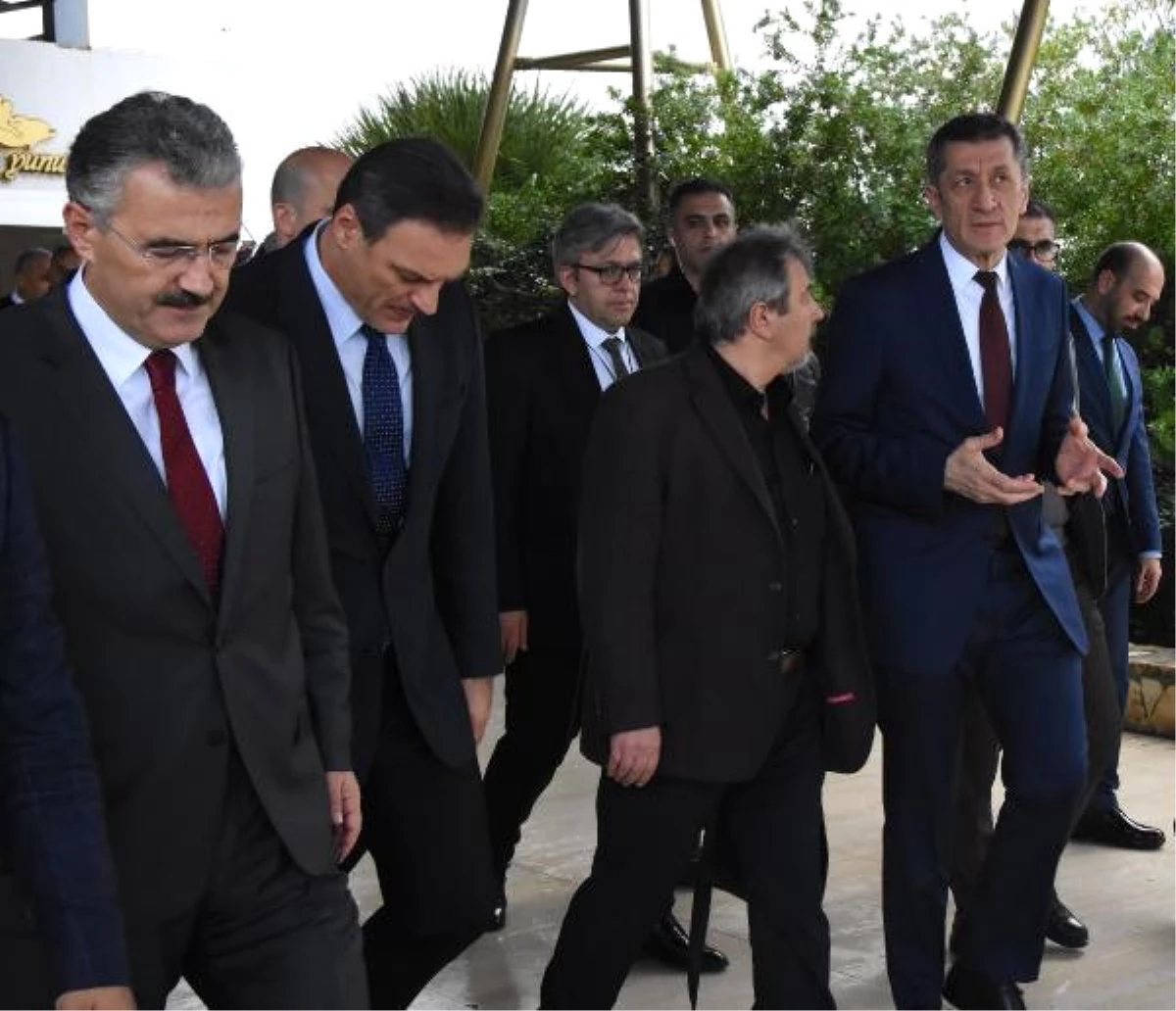 Milli Eğitim Bakanı Ziya Selçuk İzmir\'de (2)