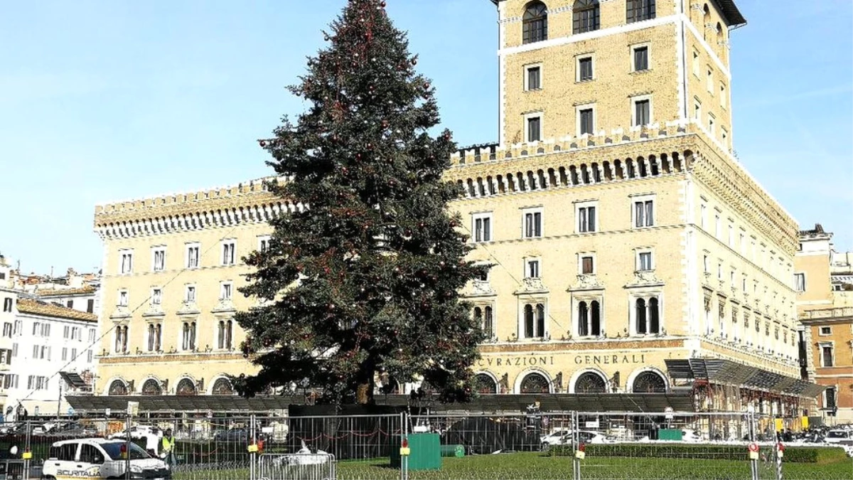 Roma\'da İkinci Noel Ağacı Vakası: Netflix Sponsorluğundaki Ağaç Tartışılıyor