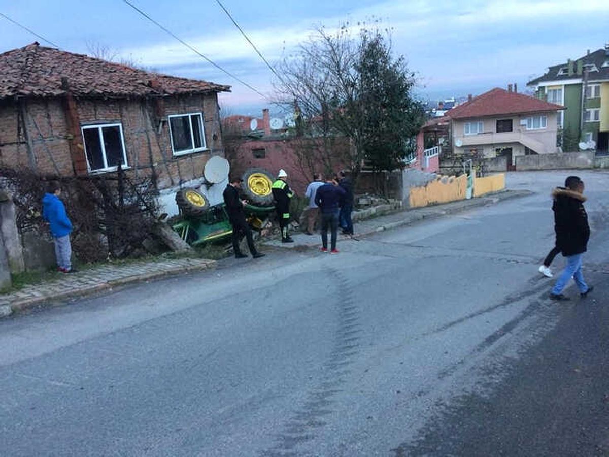 Sakarya\'da Traktör Devrildi: 2 Yaralı