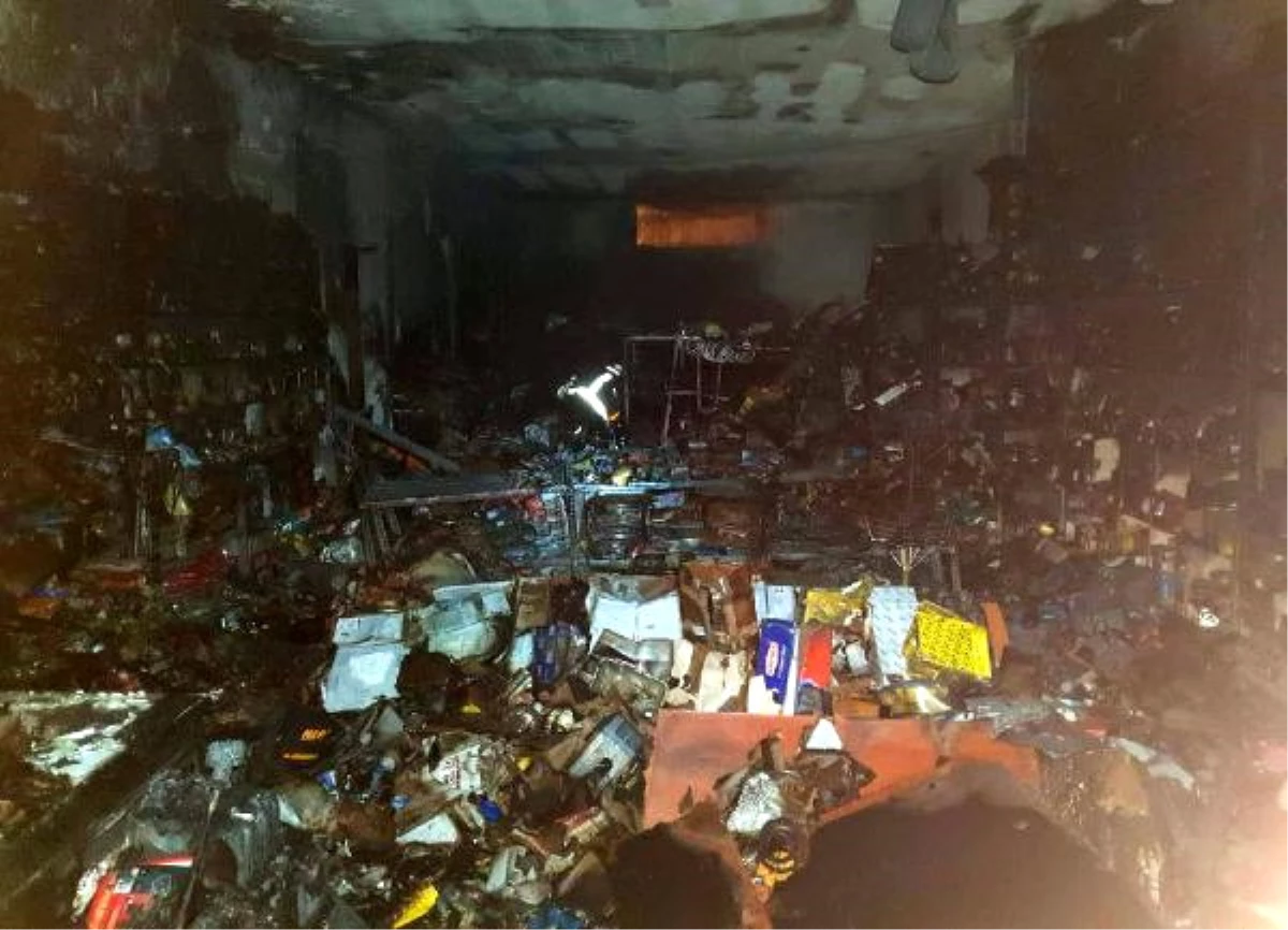 Sanayi Sitesindeki Yedek Parça Dükkanı Yangında Küle Döndü
