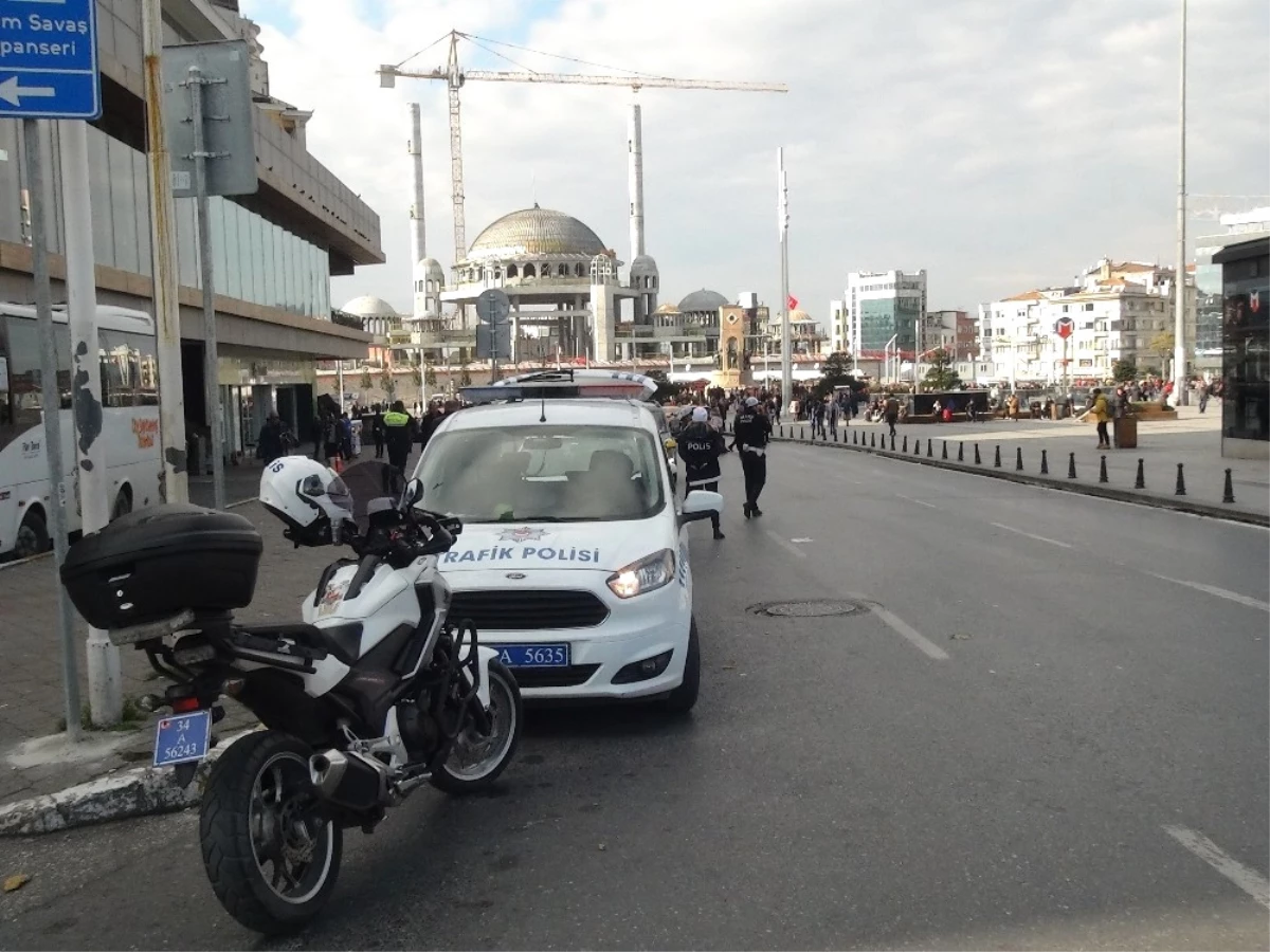 Taksim Meydanı\'ndaki Uygulamada Kurallara Uymayan Sürücülere Ceza Yağdı