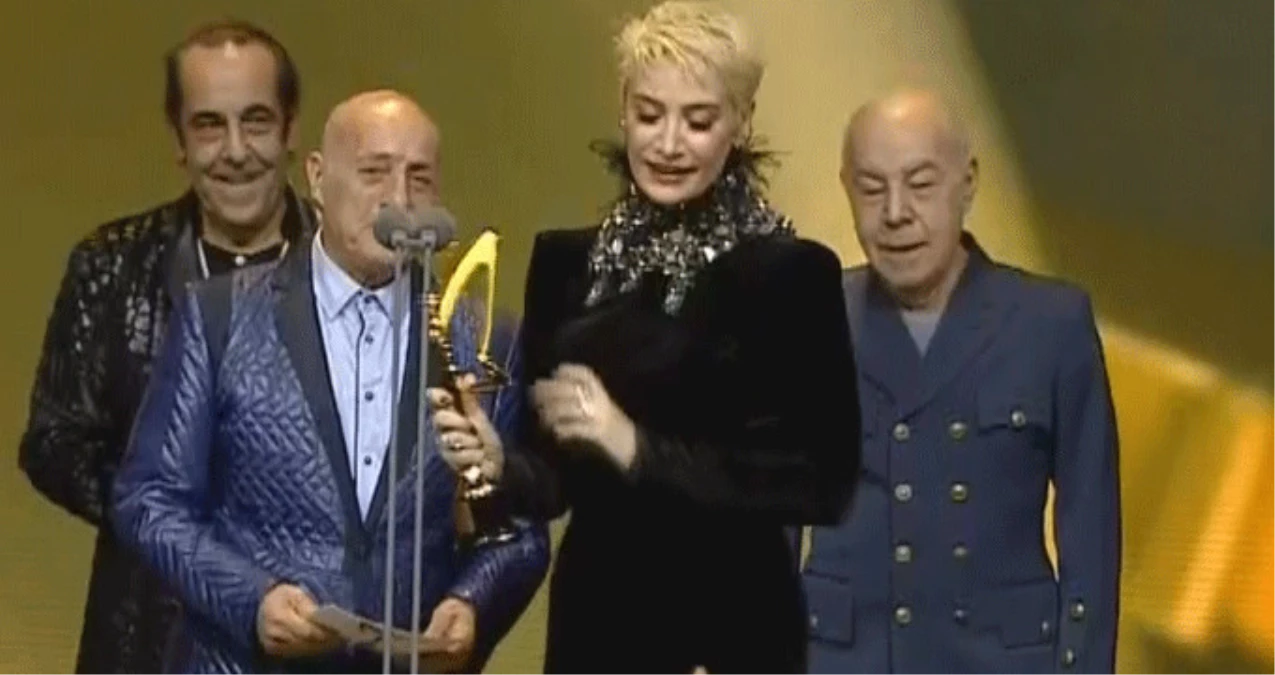 Ünlü Şarkıcı Sıla, Ödül Töreninde Kıyafetinin Azizliğine Uğradı