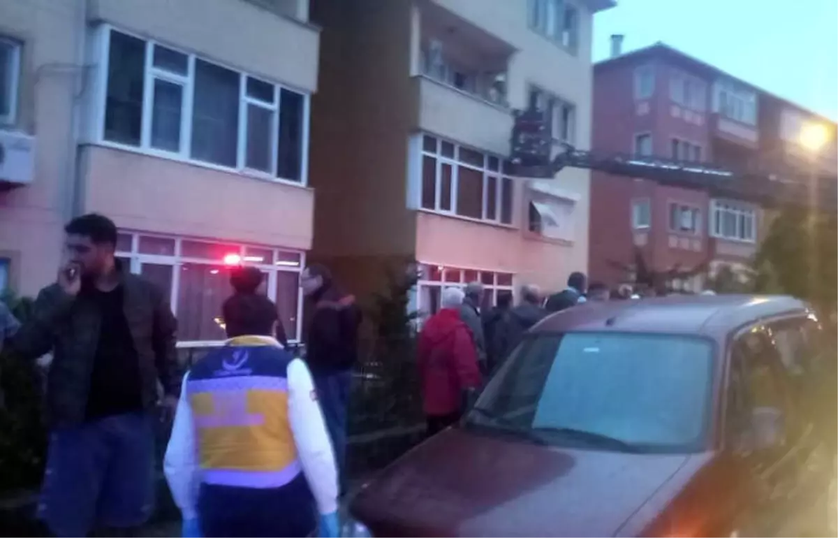 Üsküdar\'da 4 Katlı Binanın Bodrum Katında Korkutan Yangın