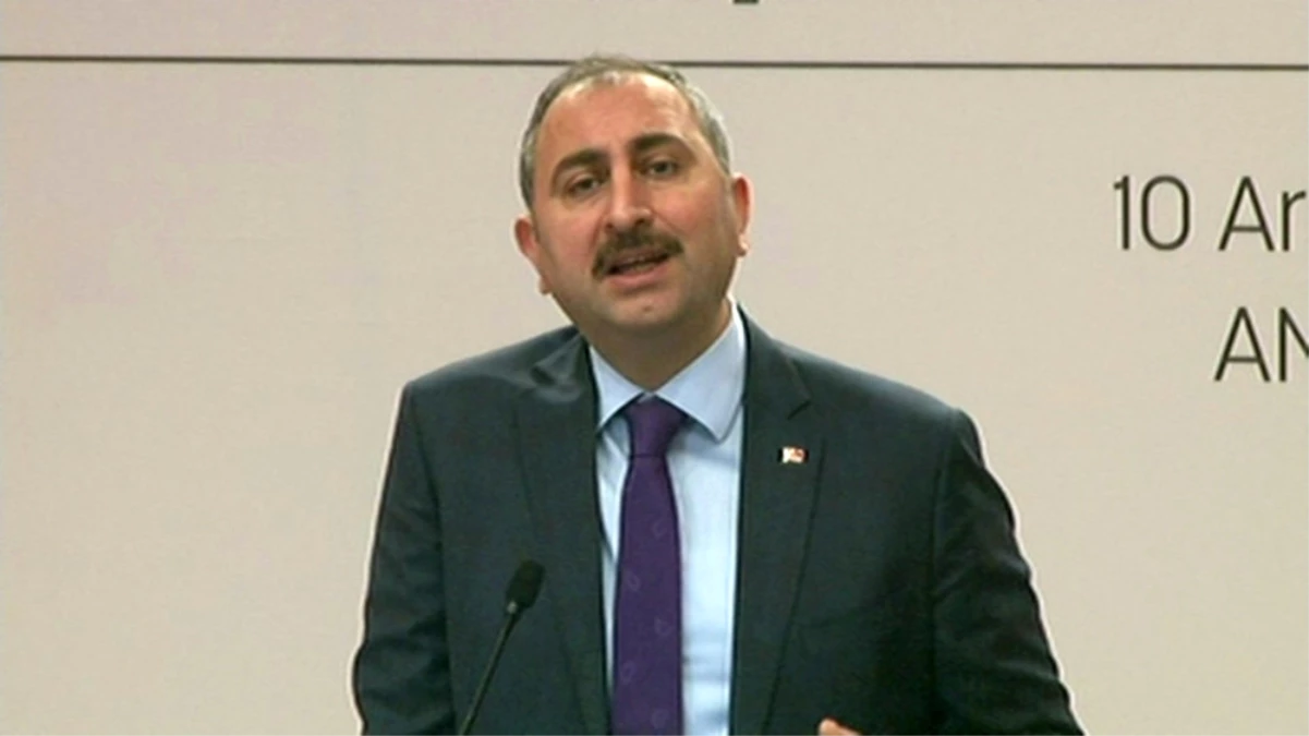 Adalet Bakanı Gül\'den "Başörtüsü ve Kaşıkçı" Açıklaması