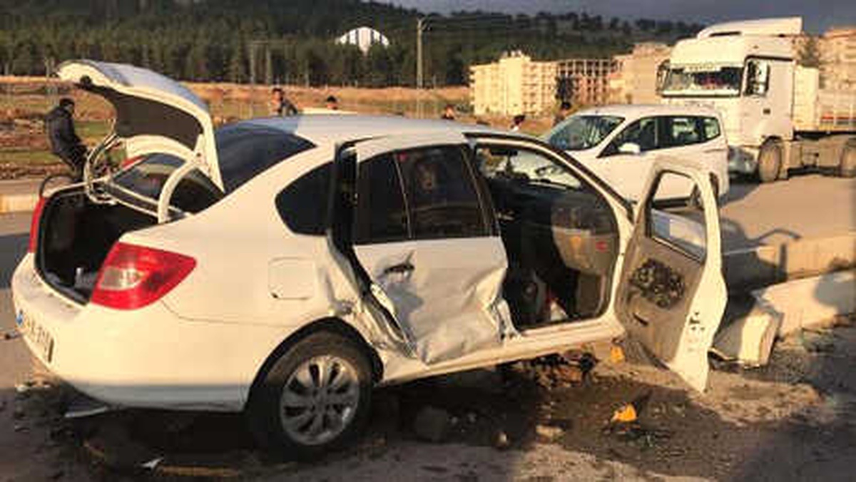 Adıyaman\'da İki Otomobil Çarpıştı: 5 Yaralı