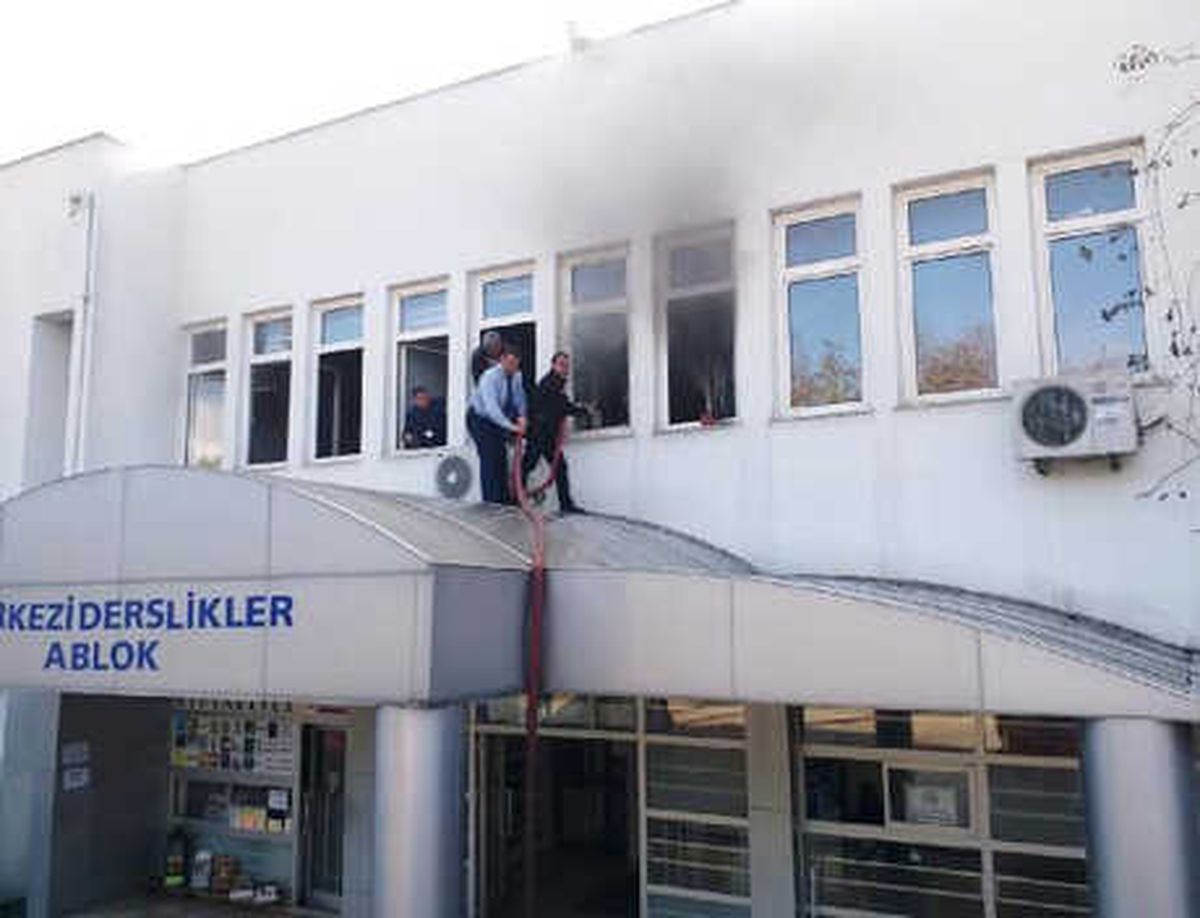 Akdeniz Üniversitesi\'nde Korkutan Yangın