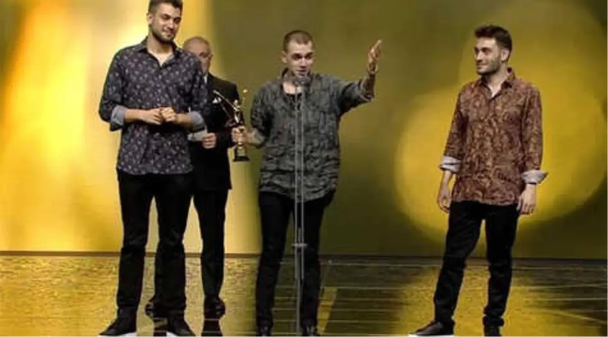 Altın Kelebek\'te \'En İyi Çıkış Yapan\' Ödülü\'nü Rapçi Ezhel, Aldı