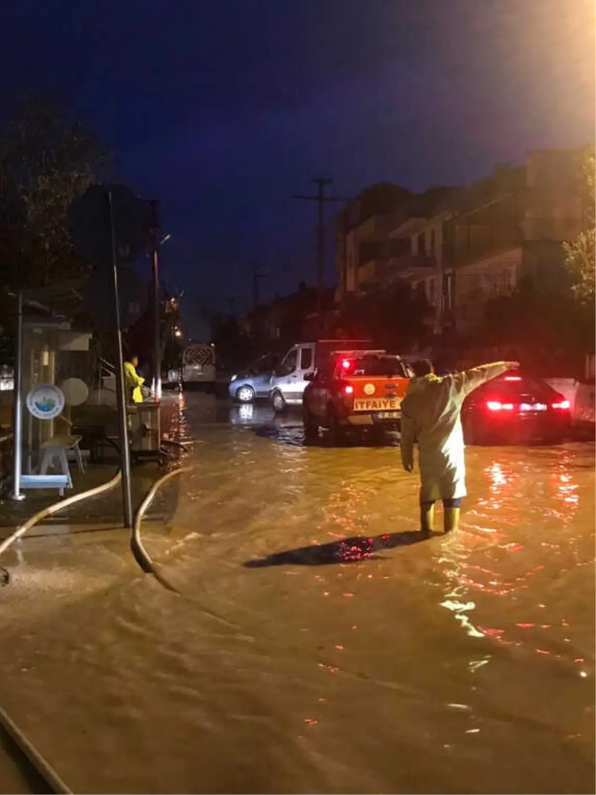 Balıkesir\'de Ev ve İş Yerlerini Su Bastı