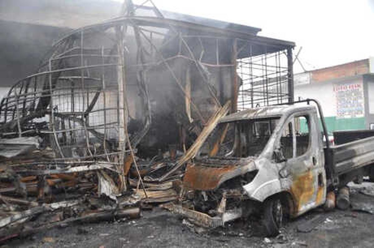 Bandırma\'da İnşaat Malzemeleri Satılan İşyeri Kül Oldu