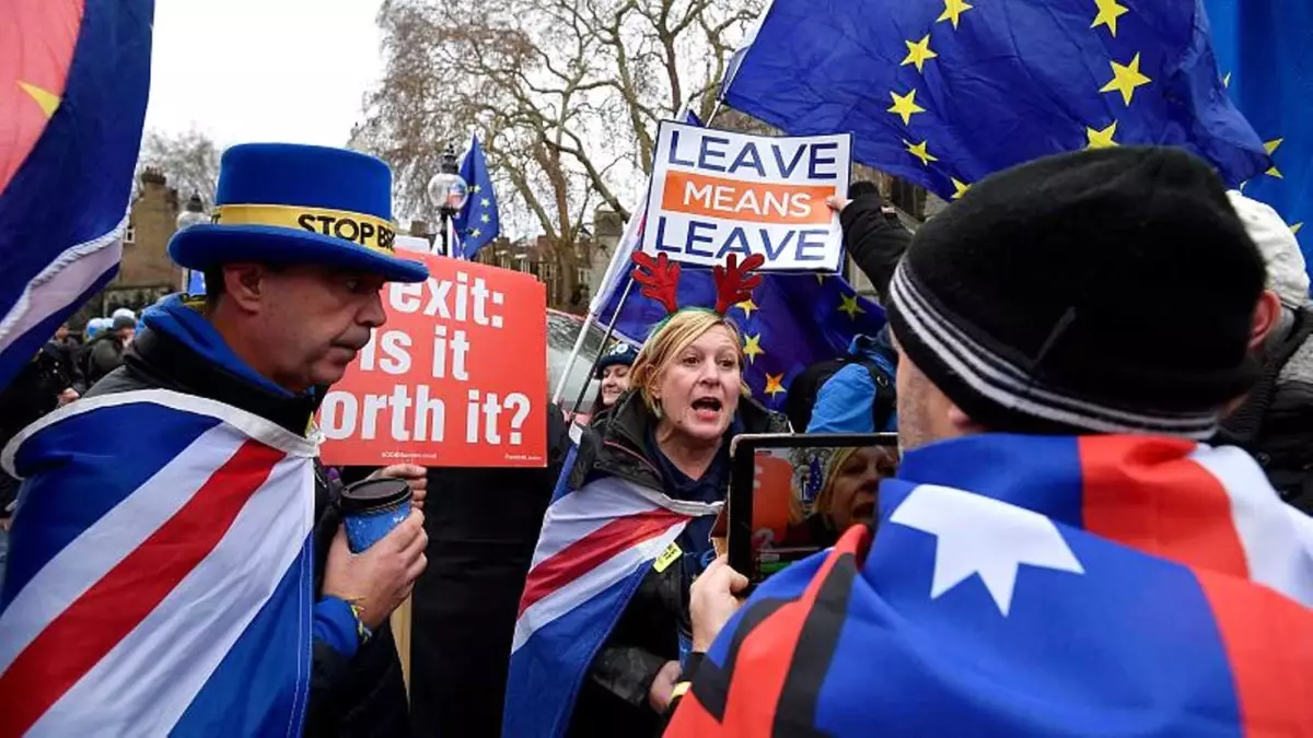 Brexit Karşıtları ile Yandaşları May\'i Protesto Etti