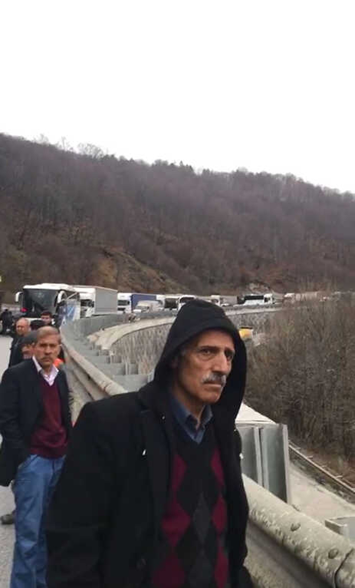 Bursa\'da Yoldan Çıkan Tır Bariyerlere Çarptı
