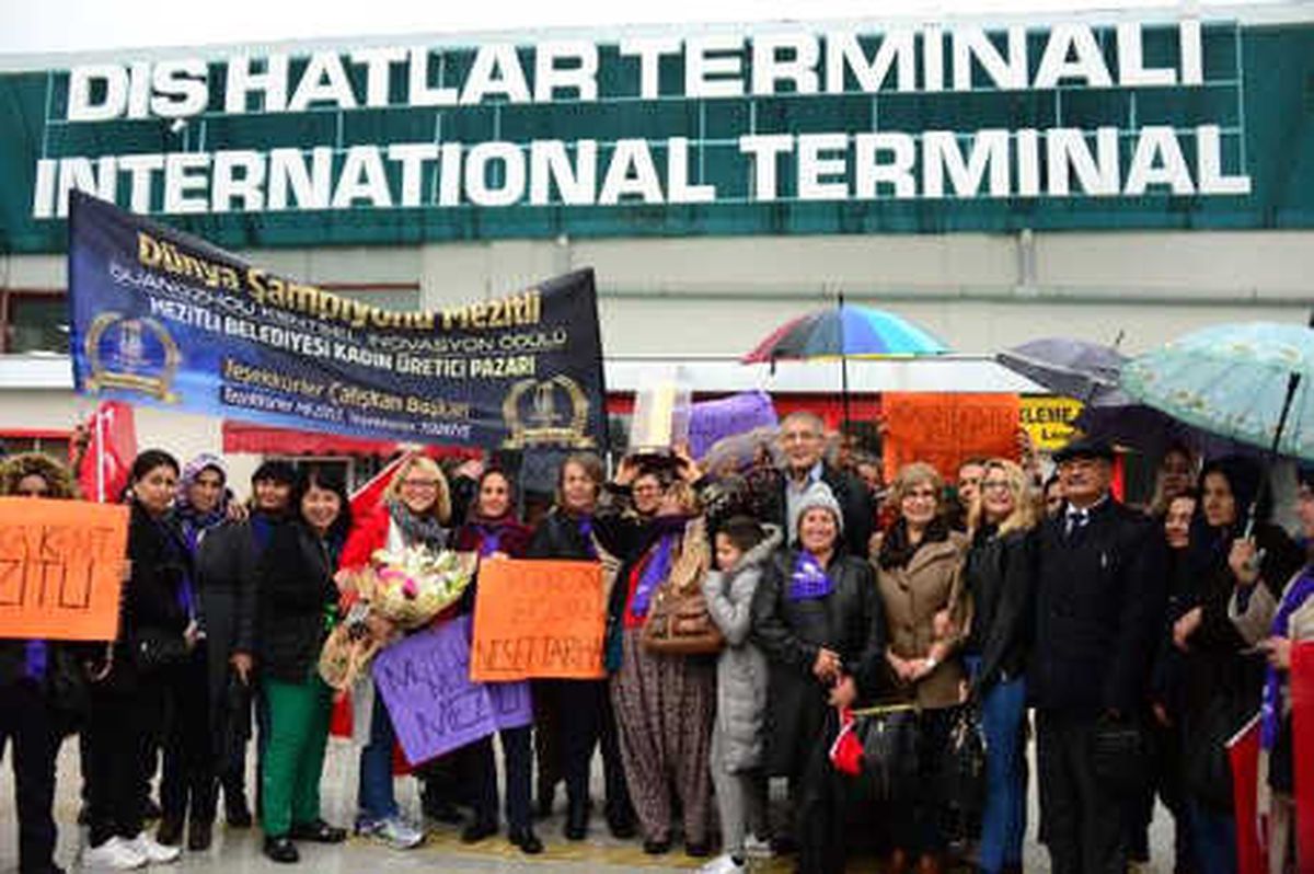 Çin\'den Ödül Getiren Başkanı Kadınlar Havalimanında Karşıladı