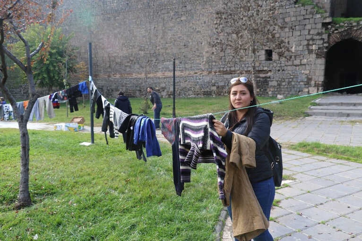 Çocukların Üşümemesi İçin Askıda Elbise Kampanyası Başlattılar