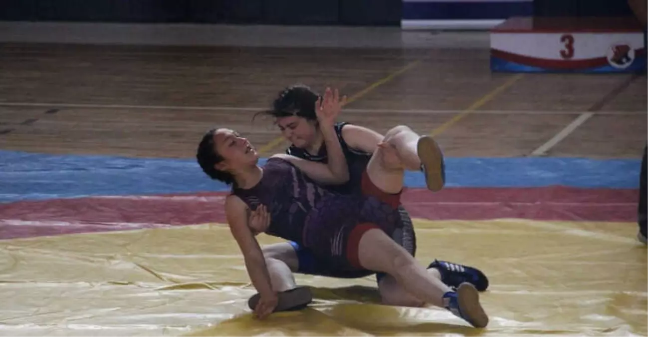 Egeli Kızlar Minderin Tozunu Silkeledi