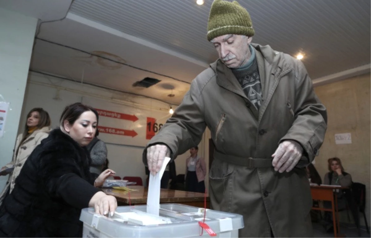 Ermenistan\'da oyların yüzde 70\'ini Paşinyan aldı