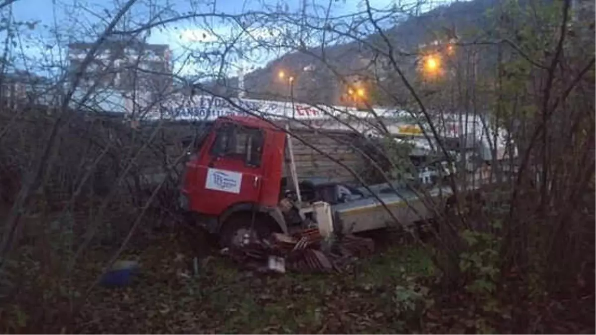 Freni Boşalan Vinç Tarlaya Uçtu: 1 Yaralı