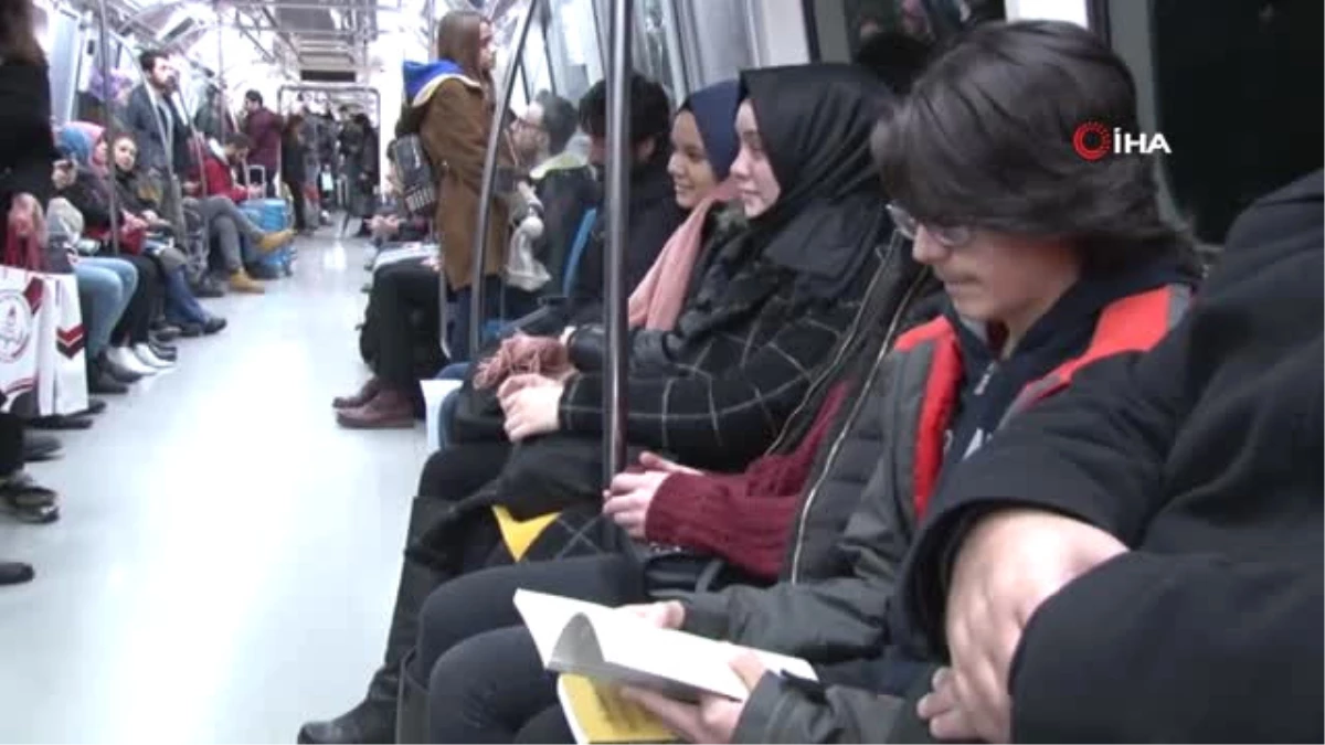 Gençler Metroda Kitap Okuyarak Farkındalık Oluşturuyor
