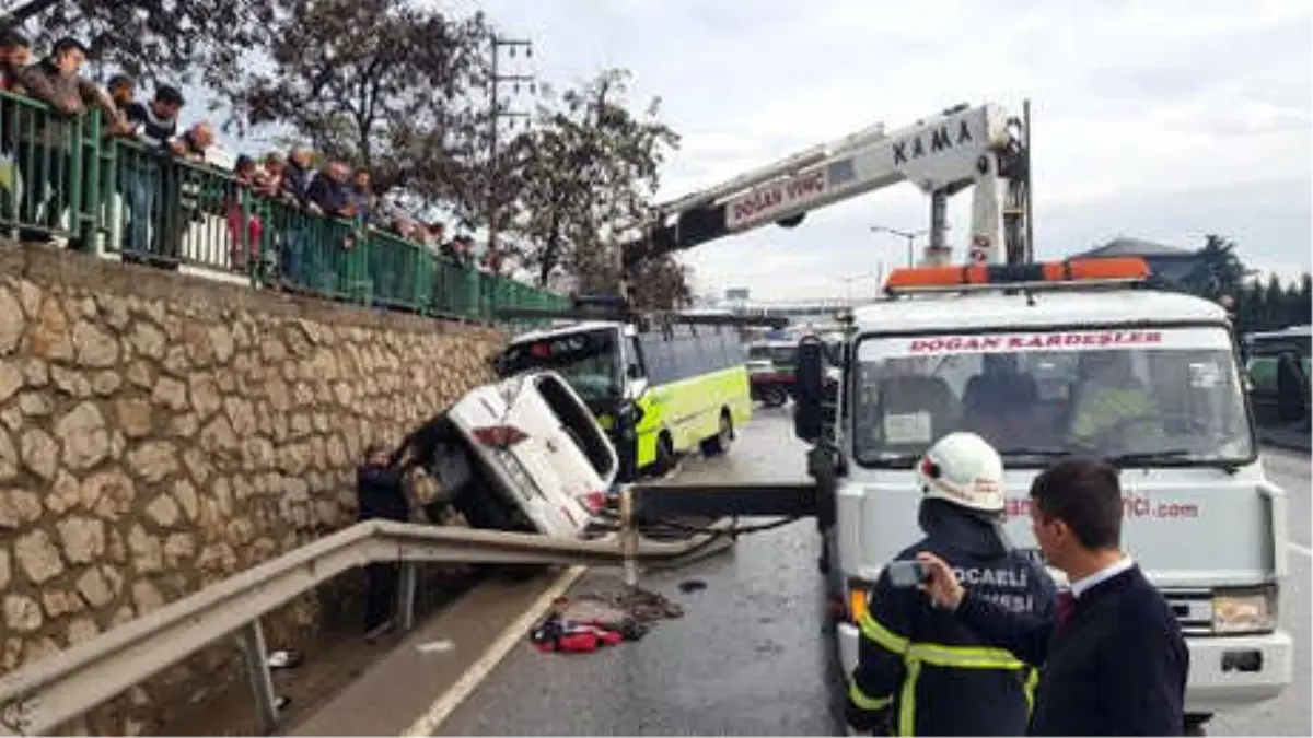 Halk Otobüsü ile Otomobil Çarpıştı: 3 Yaralı