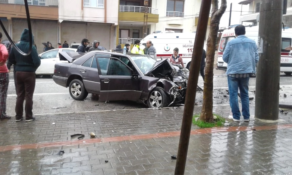 Hatay\'da İki Otomobil Kafa Kafaya Çarpıştı: 5 Yaralı