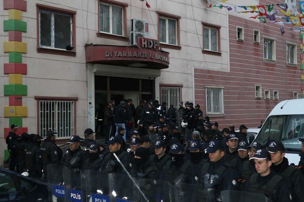 Hdp\'ye Polis Baskını: 20\'den Fazla Gözaltı