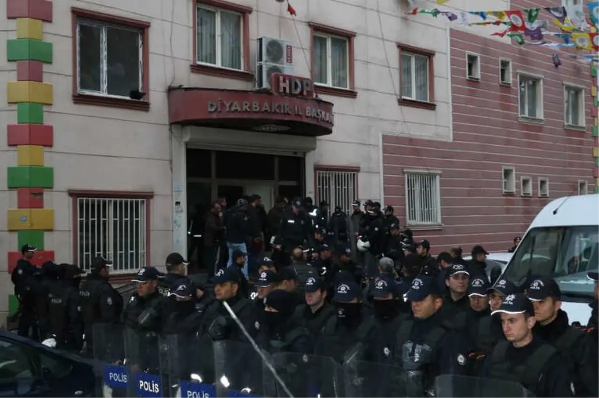 Hdp\'ye Polis Baskını: 20\'den Fazla Gözaltı