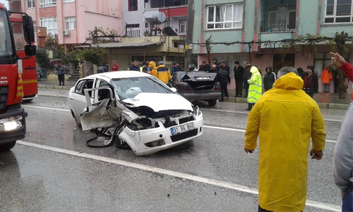 İki Otomobil Kafa Kafaya Çarpıştı: 5 Yaralı