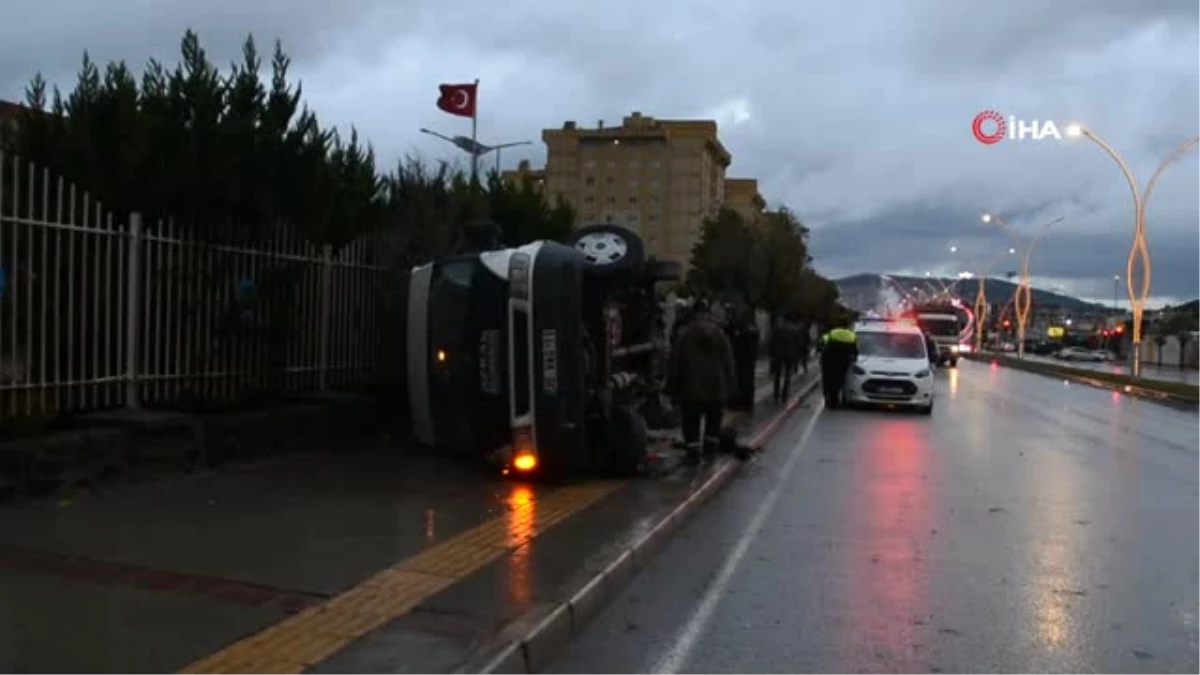 İzmir Aliağa\'da İşçi Servisi Devrildi: 4 Yaralı