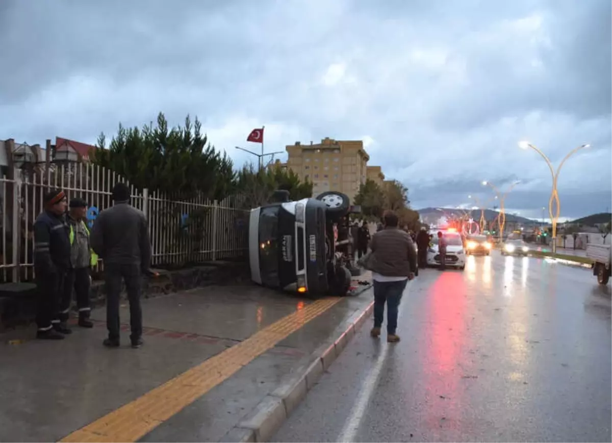 İzmir\'de İşçi Servisi Devrildi: 4 Yaralı