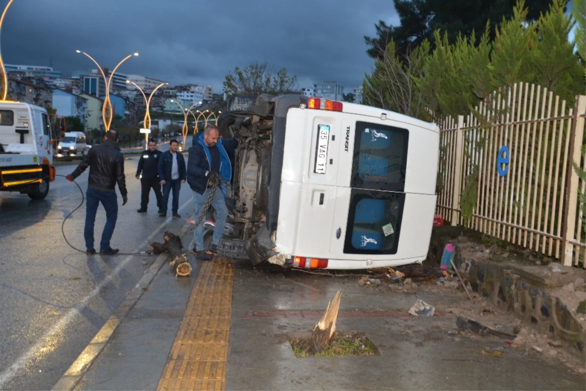 İzmir\'de İşçi Servisi Devrildi: 4 Yaralı