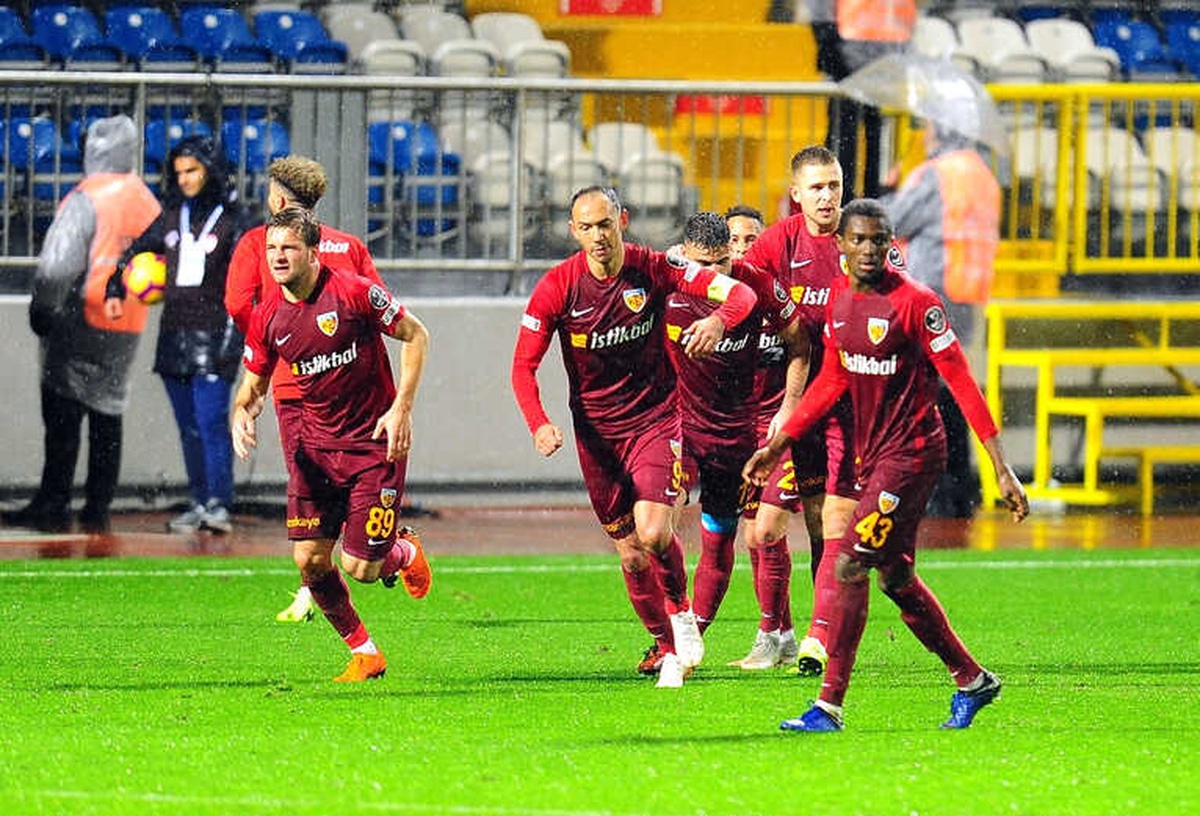 Kayserispor, Kasımpaşa\'yı 3-0 Mağlup Etti