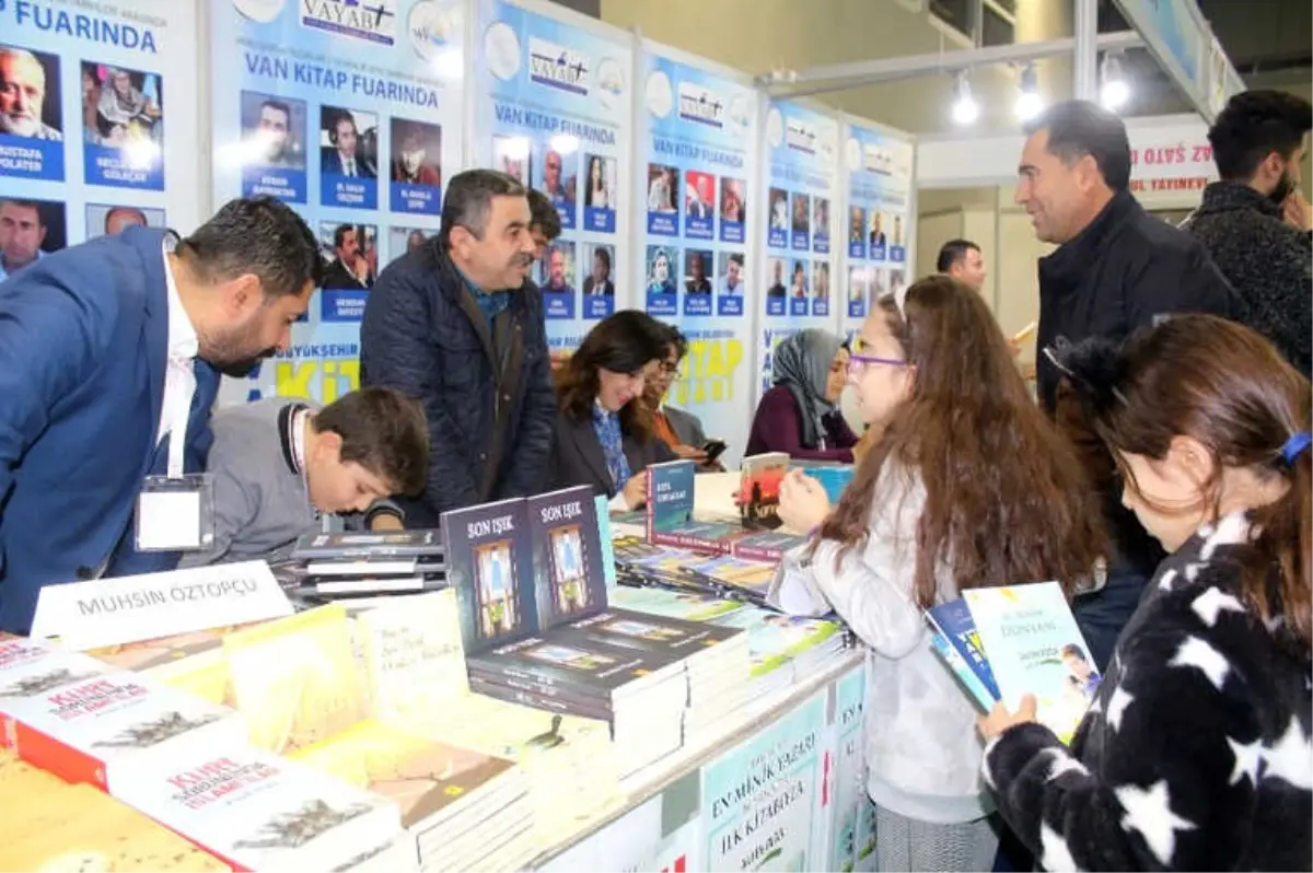 Kitap Fuarına Küçük Yazarlar Damga Vurdu