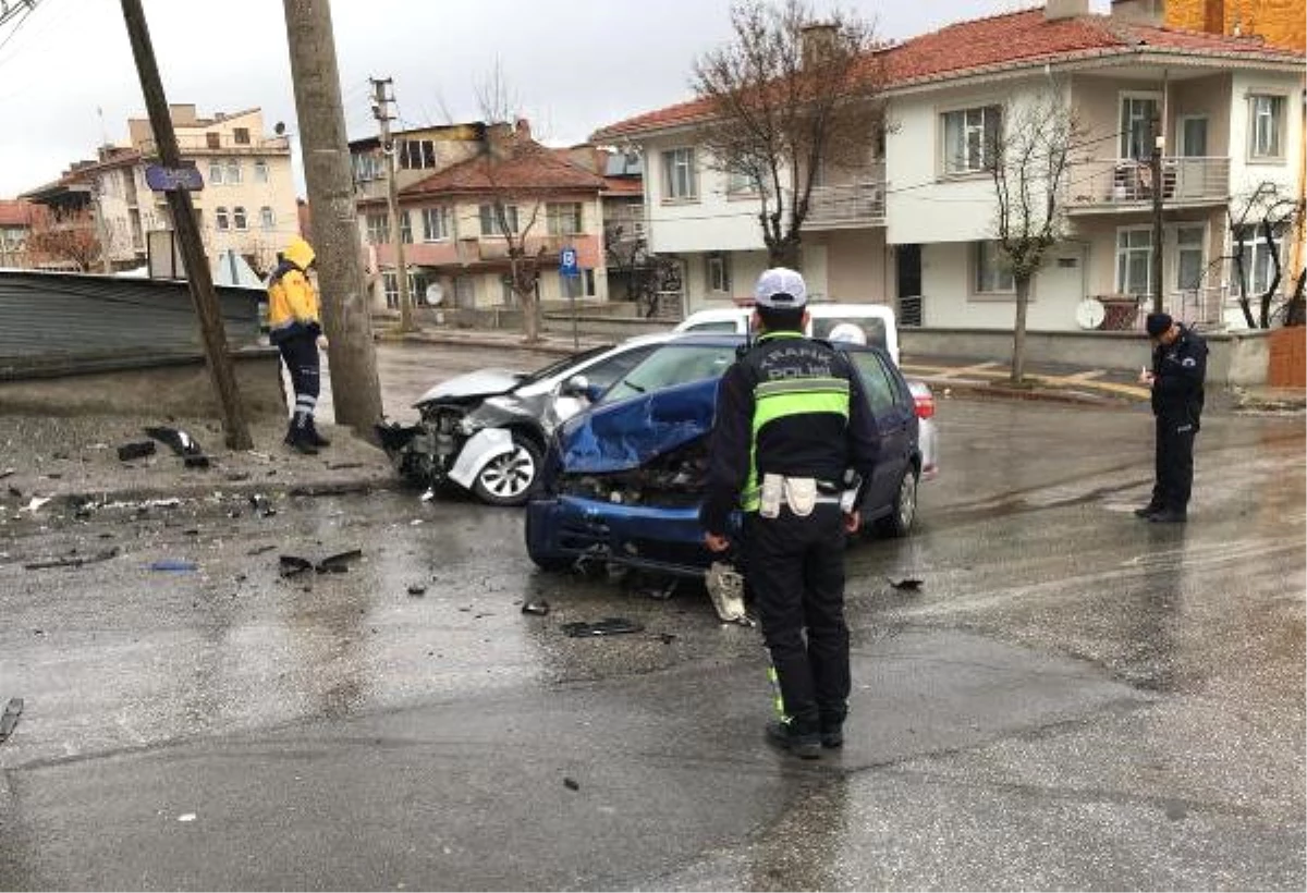 Kütahya\'da İki Otomobil Çarpıştı: Muhabir ve 2 Kişi Yaralandı