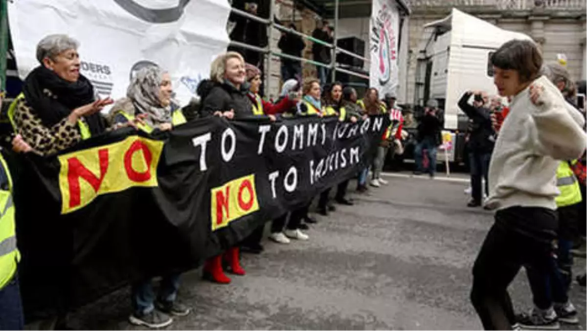 Londra\'da AB Yanlıları ile Aşırı Sağcılar Gösteri Yaptı