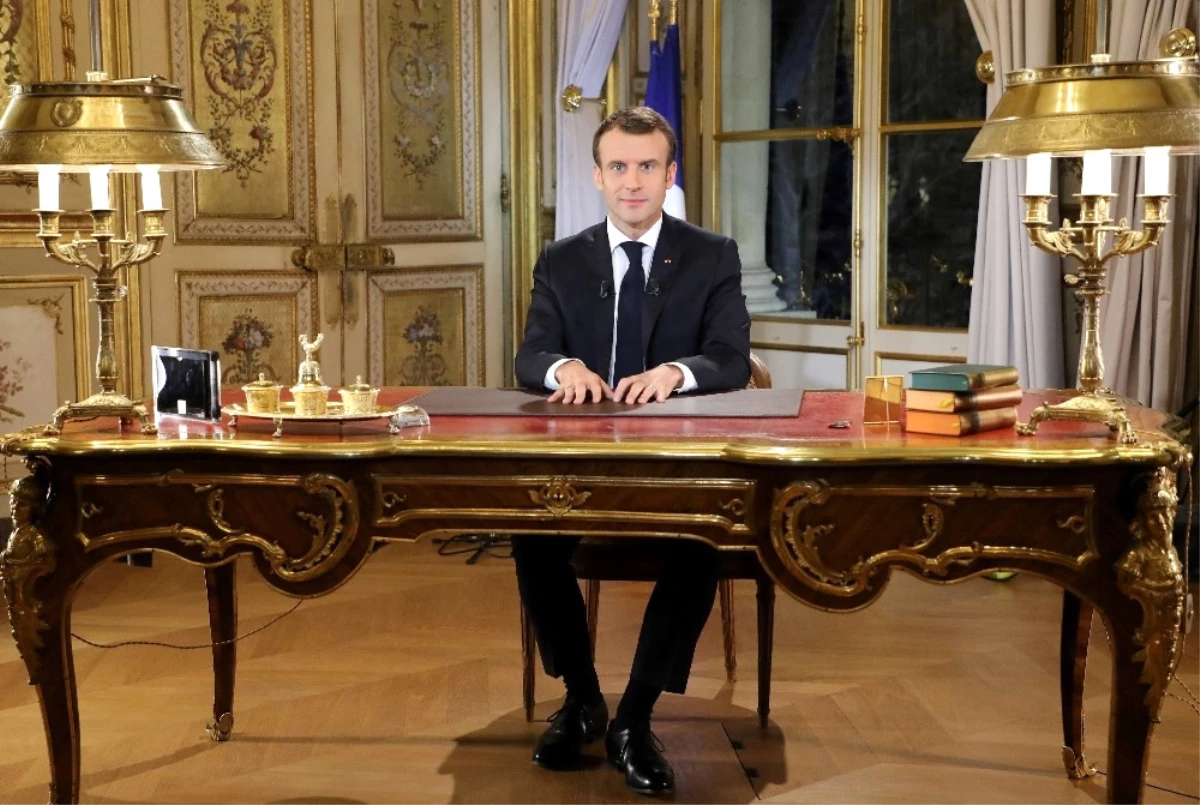 Macron: "Ekonomik ve Sosyal Ohal\'deyiz"