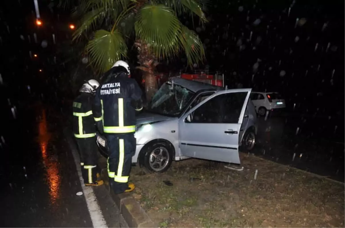 Manavgat\'ta Trafik Kazaları: 2 Yaralı