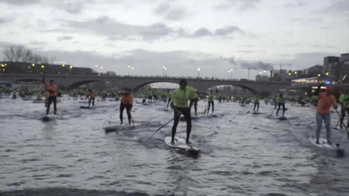 Paris\'in Göbeğinde Kürek Çeken Sörfçüler
