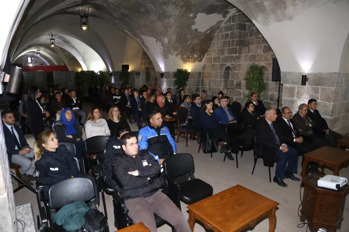 "Payas Belediyesi\'nde Kadına Yönelik Şiddetle Mücadele Semineri Verildi"