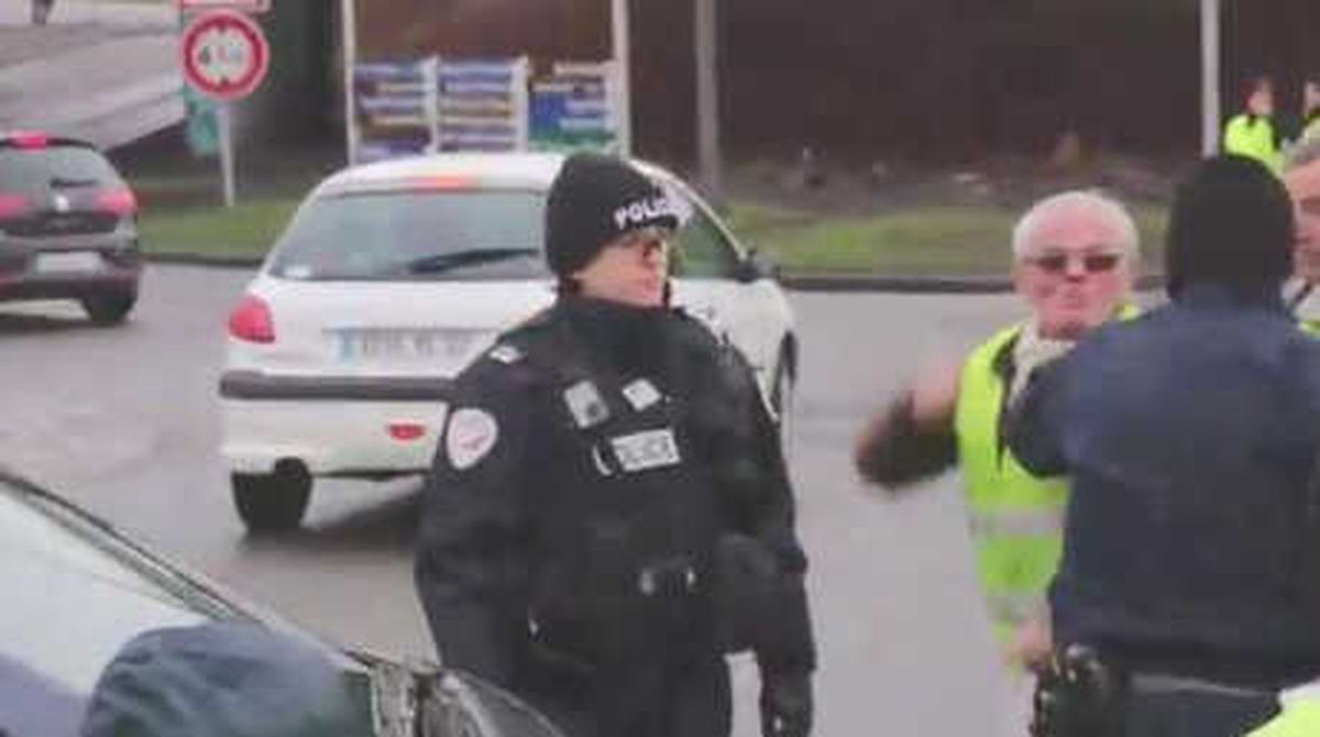 Polis ve Göstericilerin \'Biber Gazı\' Mücadelesi