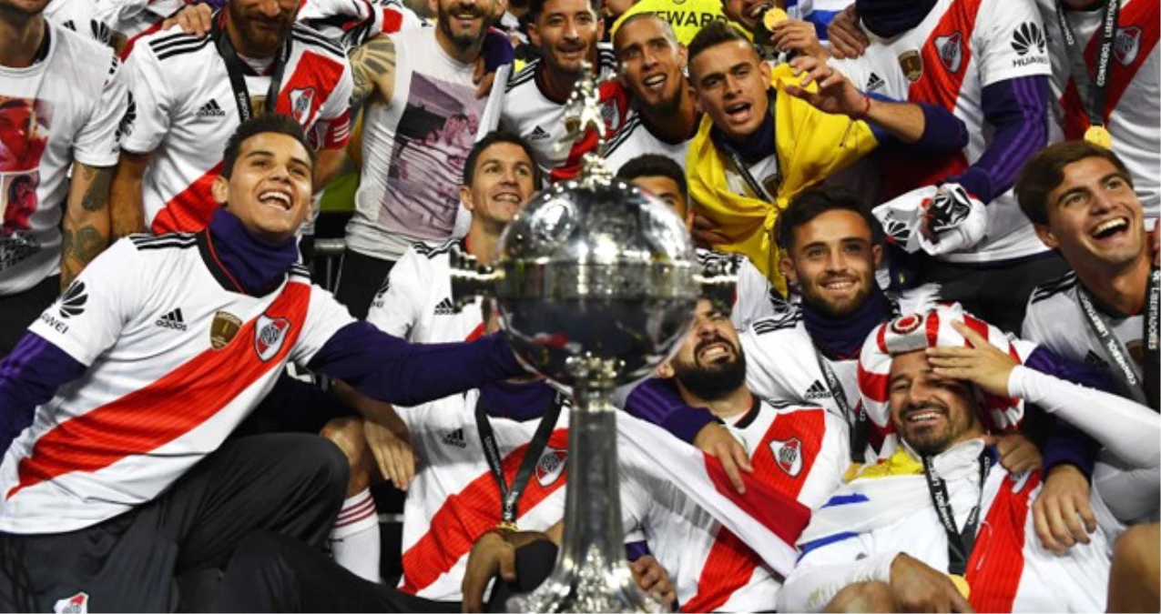 River Plate, Boca Juniors\'a Karşı Alınan Libertadores Kupasını Kutluyor