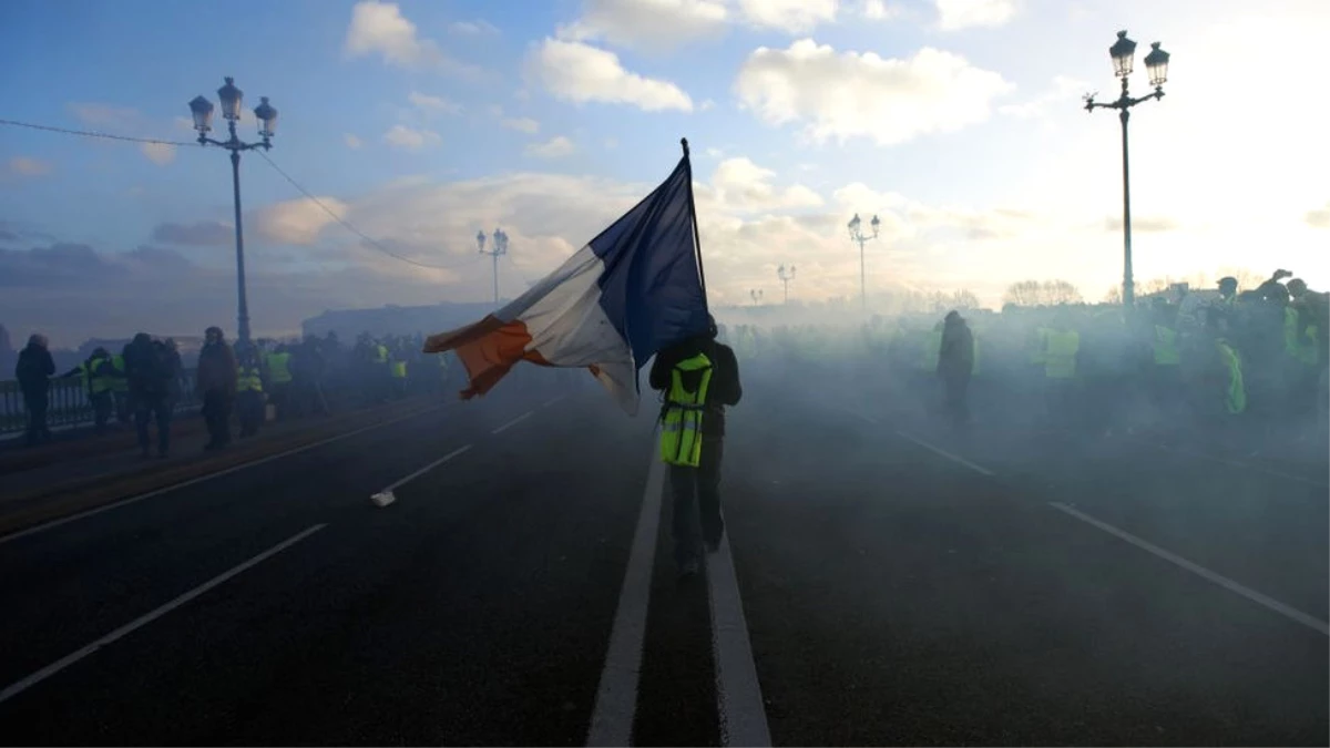 Sarı Yelekliler Protestosu: Macron Sendikaların ve İş Veren Örgütlerinin Temsilcileriyle Görüşecek